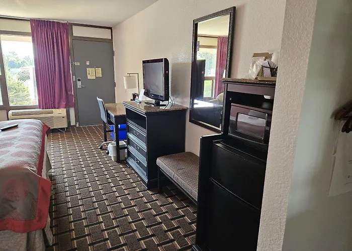 Ramada By Wyndham Edgewood Hotel & Conference Center